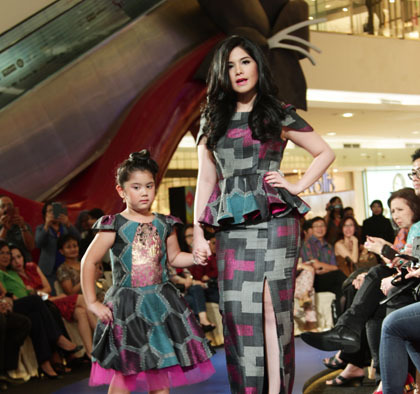 Annisa Pohan dan Aira Jadi Model di Fashion Show Alleira Batik Annisa Pohan dan Aira Jadi Model di Fashion Show Alleira Batik