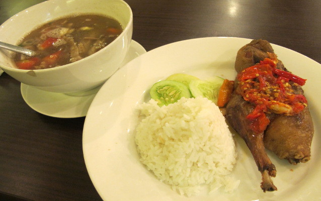 Bebek Dower: Pedas Menggigit Bebek Garing Bertopping Sambal