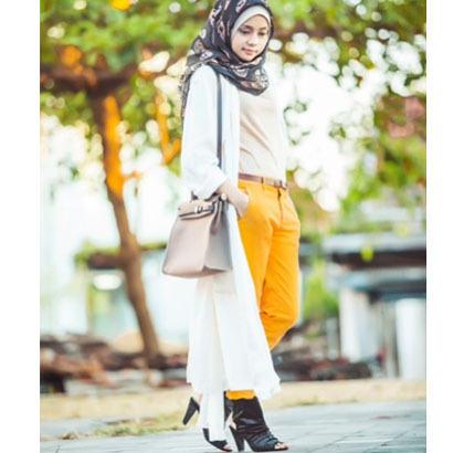 Hijab Style Tampil Menarik dengan Perpaduan Motif Warna 