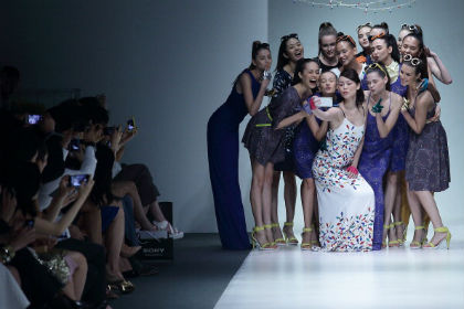 Foto: Para Model Asyik Selfie di Panggung Catwalk Singapura