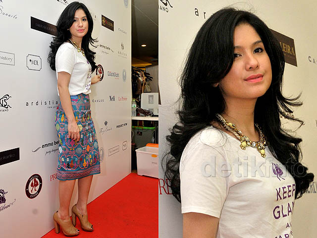 Annisa Pohan Cantik dengan Rok Etnik