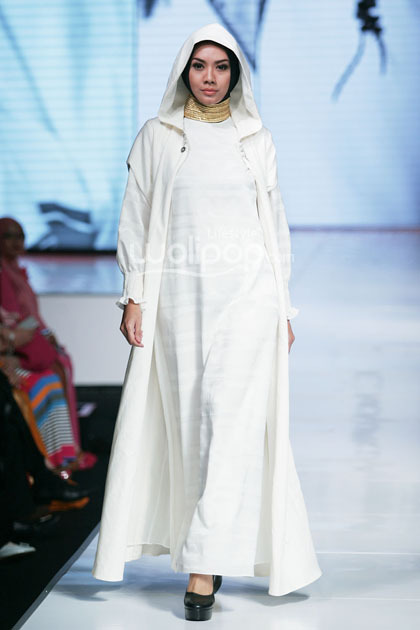  Hijab Style Busana Monokrom untuk Lebaran Dalam Koleksi 