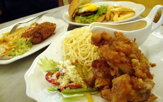 Giggle Box Berfoto dan Mencicipi Crispy Chicken Maryland 