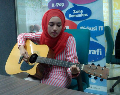 Foto 5 Hijabers yang Bisa Main Gitar Hingga Biola di Penjurian