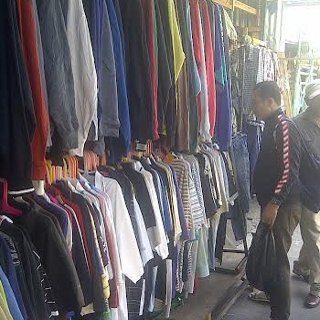  Harga  Baju  Impor Bekas  di Senen dari Rp 5 000 Hingga Rp 