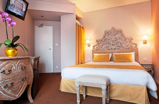 Adelia Bayari Menginap di Hellyana dengan Uang Sendiri