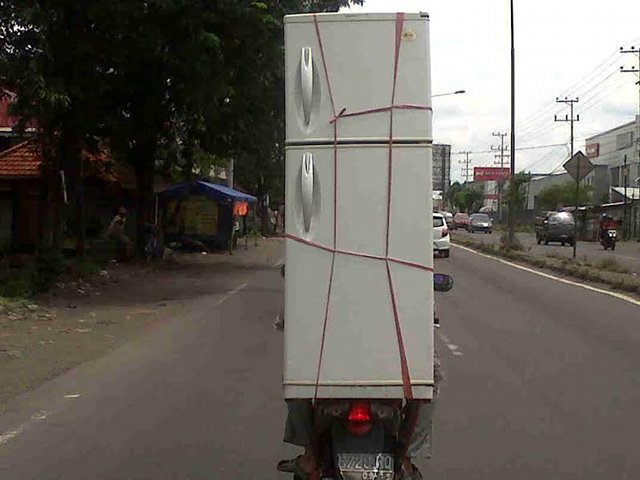 Bermodal Tali Rafia Pemotor Bawa Kulkas 2 Pintu