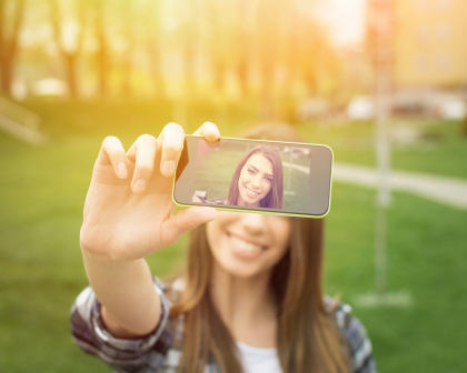 Survei: Wanita Habiskan 753 Jam Semasa Hidup untuk Edit Foto Selfie Survei: Wanita Habiskan 753 Jam Semasa Hidup untuk Edit Foto Selfie