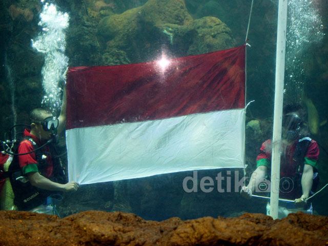 Pengibaran Bendera Merah Putih di Dalam Air