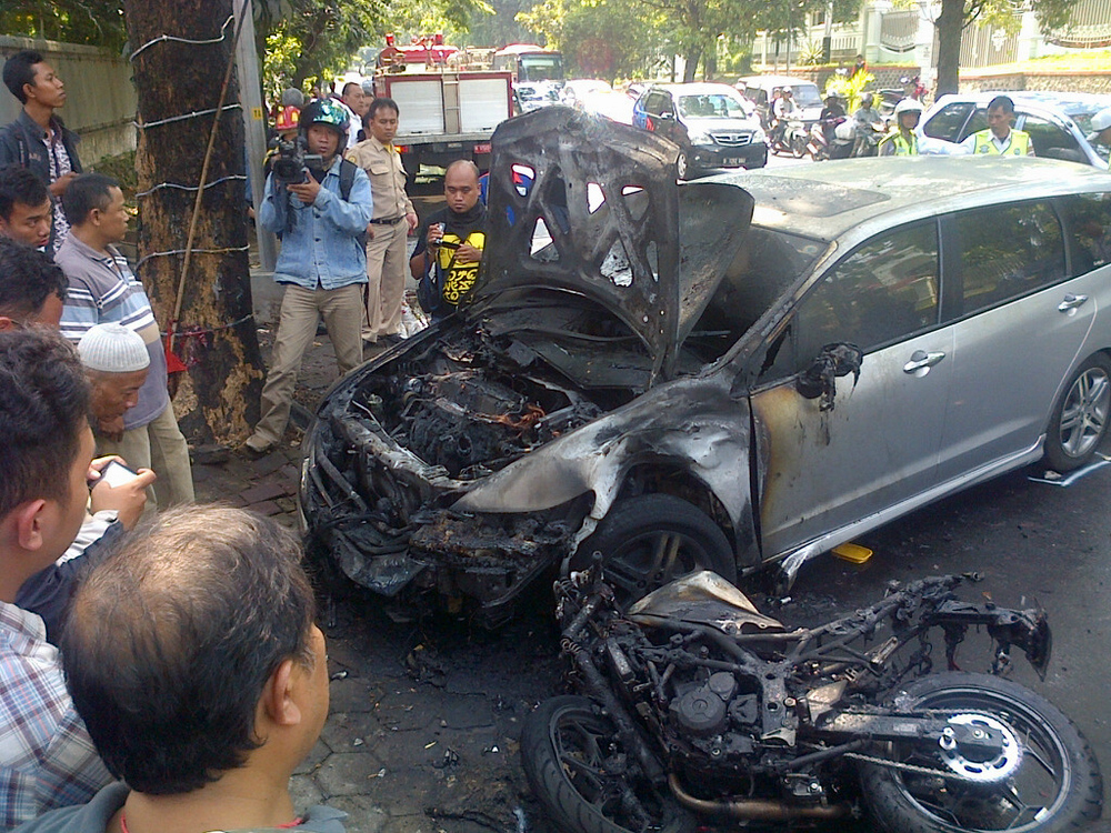 Mobil dan Motor Sport Terbakar Setelah Bertabrakan di Semarang 