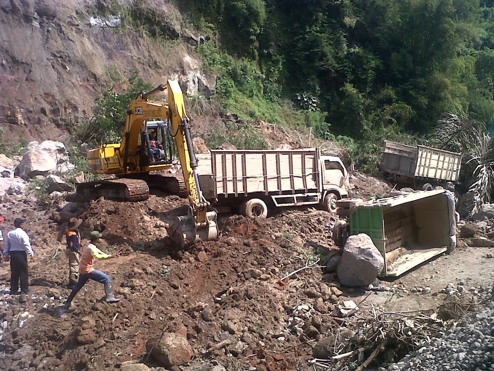 5 Truk Tertimpa Tebing Longsor Di Lereng Merapi 1 Tertimbun