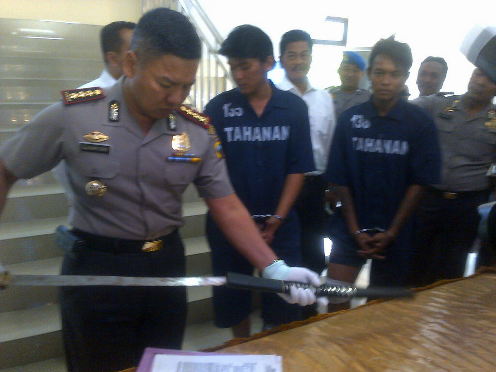 Pria ini Keluarkan Pedang Panjang dari Celana saat Rampok 