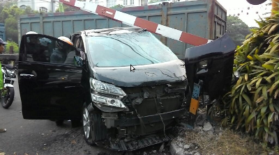 Saat Tabrakan dengan Kereta Batu Bara Airbag Alphard  Tak 