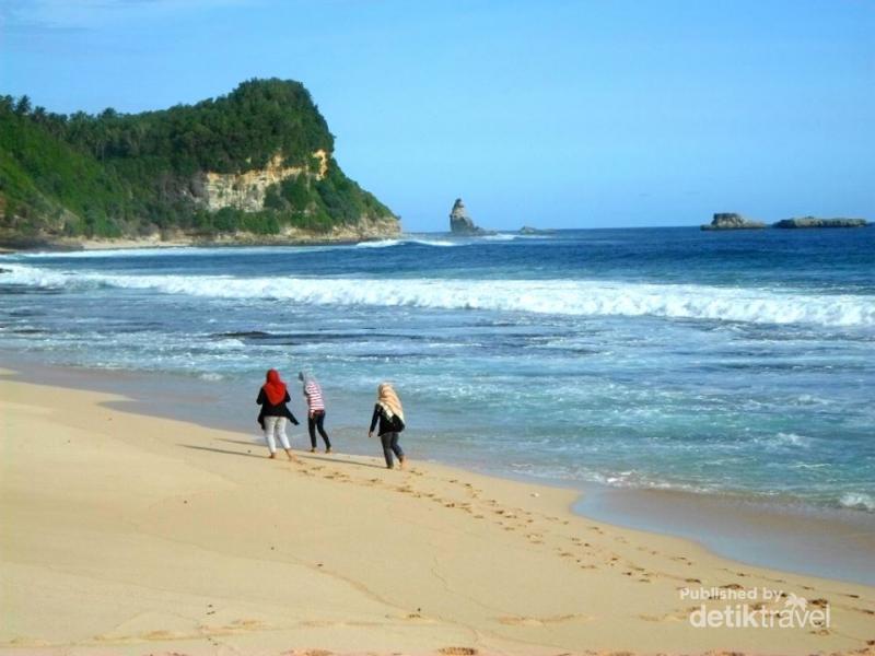 Kijingan, Pantai 'Batu Nisan' di Pacitan
