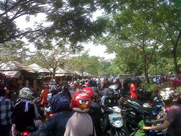 Ada Lebaran Betawi, Pemotor Antre Panjang Untuk Parkir di 