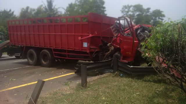 Bus Terbalik dan Truk  Celaka  di Tol Jagorawi Arah Bogor 