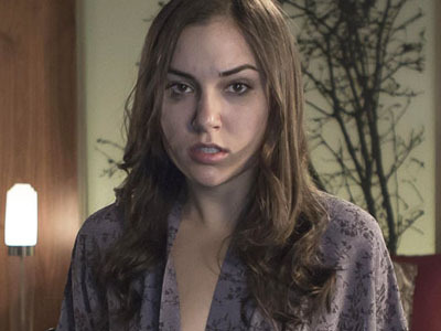 Molly Bennett chiziqli paypoqlarda qattiq sikiladi