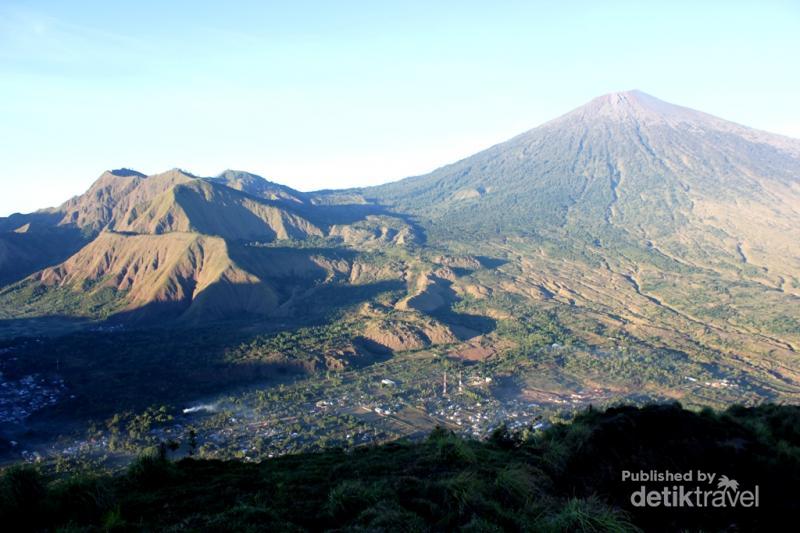 Keren Ada Sawah Warna  warni  di Kaki Rinjani