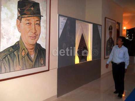 Wajah Dingin Soeharto Yang Tinggalkan Istana Negara Pakai Mobil Pribadi