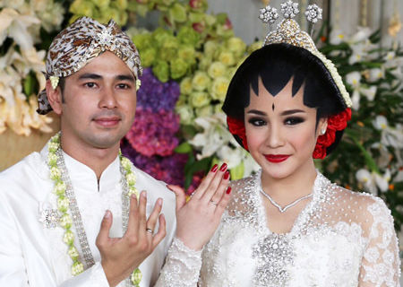  Nagita  Slavina Cantik dengan Lipstik Merah Saat Akad  Nikah 