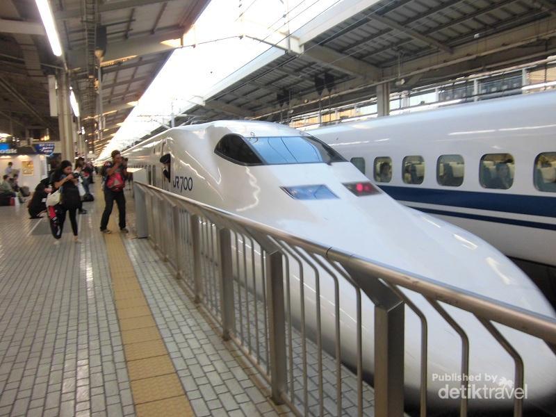 Melihat Shinkansen Dari Dekat Kereta Super Cepat Di Jepang