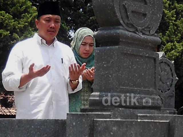 Menpora Ziarah ke Makam Tokoh Sumpah Pemuda