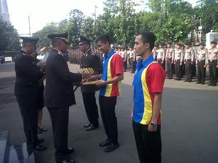 Lumpuhkan Komplotan Perampok Sadis Dua Pemuda Ini Raih Penghargaan Polisi