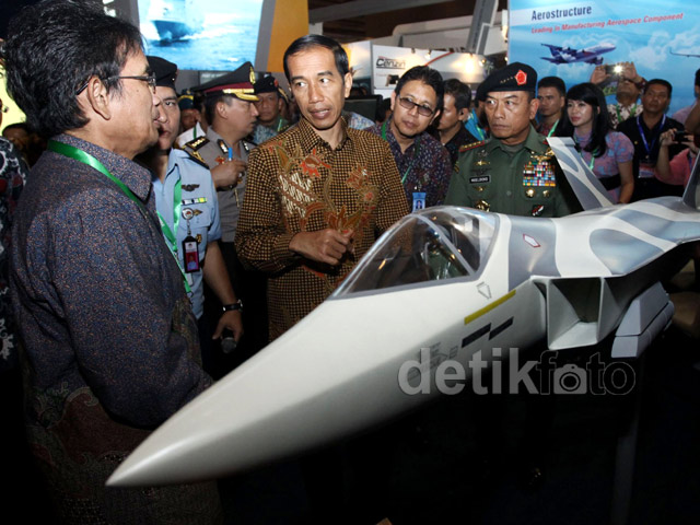 Jokowi Tinjau Indo Defence 2014