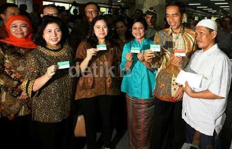 Data Tumpang Tindih, 'Kartu Sakti' Jokowi Dikritisi