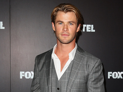 Chris Hemsworth bersama keluarga dalam sebuah momen santai
