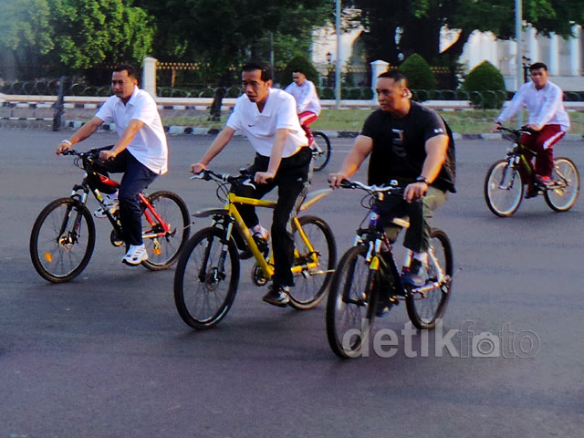 Jokowi Bersepeda Pagi di Bundaran HI