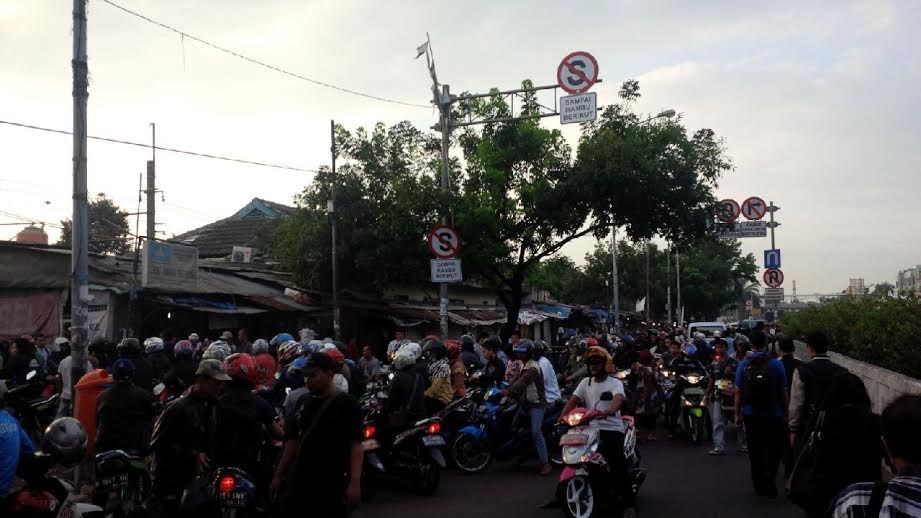 Tak Ada Polisi Berjaga Pemotor Lawan Arus Membludak Di Dekat Stasiun Pasar Minggu 3161