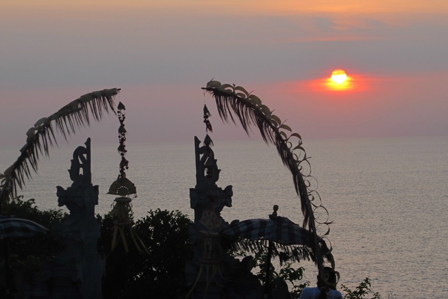 Ini Cara Terbaik Menikmati Sunset di Uluwatu