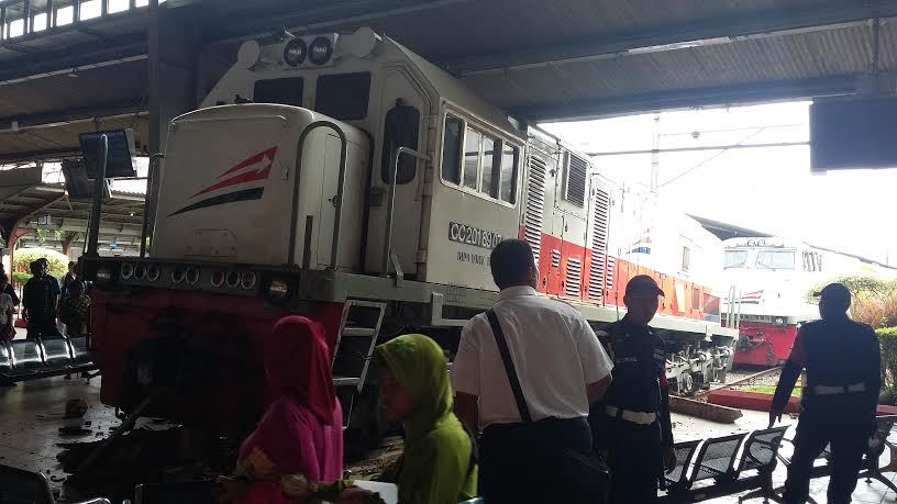 Pt Kai Telusuri Penyebab Kereta Naik Ke Lantai Stasiun Kota