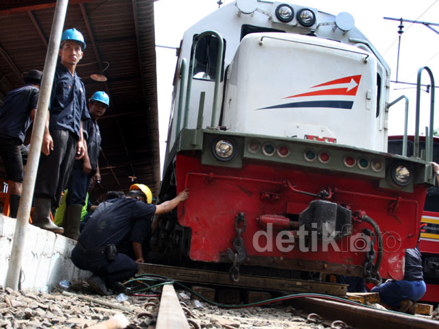 Pt Kai Evakuasi Kereta Yang Naik Ke Lantai Stasiun