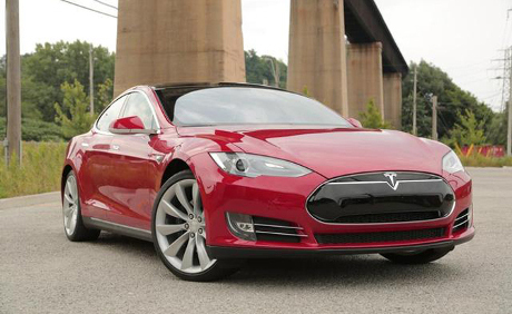 Mobil Listrik Tesla Model Roadster Bisa Berjalan Hingga 643 Km