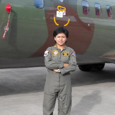 Sekti Ambarwati Pilot Perempuan Cn 235 Dari Squadron Kalong