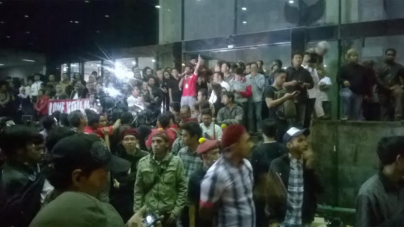 Bambang Widjojanto Bebas dari Polri Ratusan Orang Sujud 