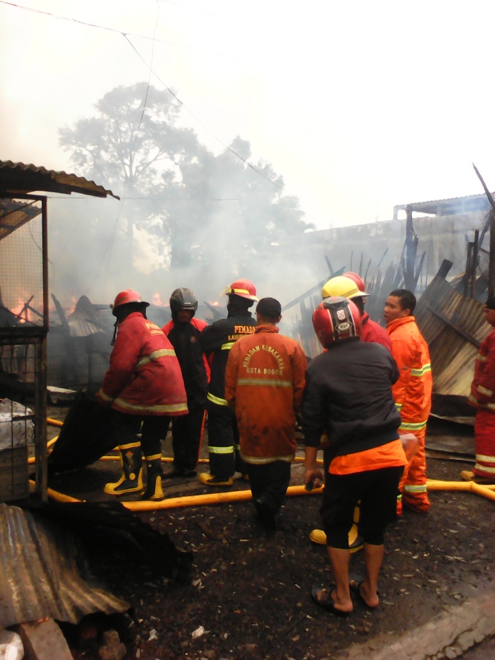  Toko  Material di  Bogor  Terbakar Karyawan dan Pembeli 