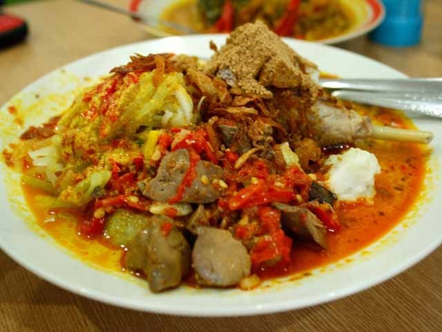 Lontong Cap Gomeh, Racikan Lontong Komplet untuk Makan Siang