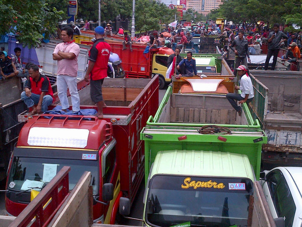 Ratusan Sopir Demo dan Parkir Truk di Sekitar Kantor Gubernur Jateng