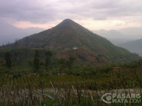 Melihat Keindahan Gunung Piramida di Kawasan Garut yang 