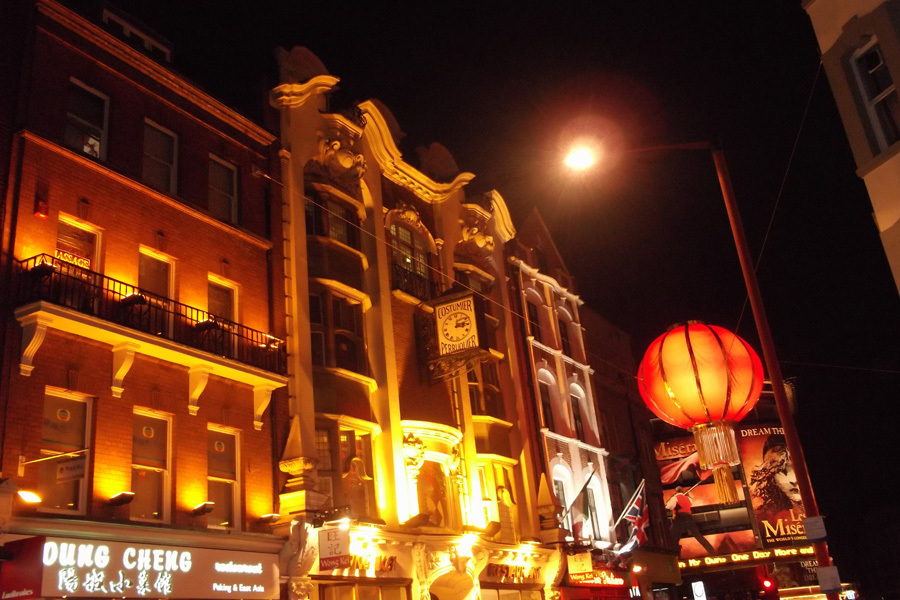 Menikmati Suasana Malam di Chinatown London