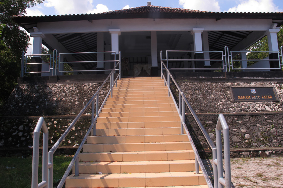 Batu Layar Makam Keramat Di Lombok Barat