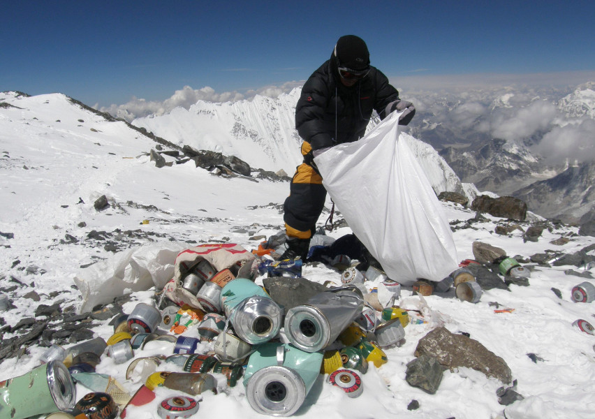 Puncak Everest, �Tempat Sampah� Tertinggi di Dunia