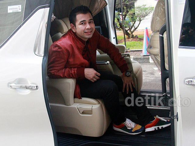 Pose Raffi  Ahmad  di Alphard  Putih Nagita Slavina