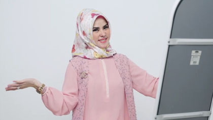 Angel Lelga Berikan Tutorial Hijab Ala Wanita Rusia