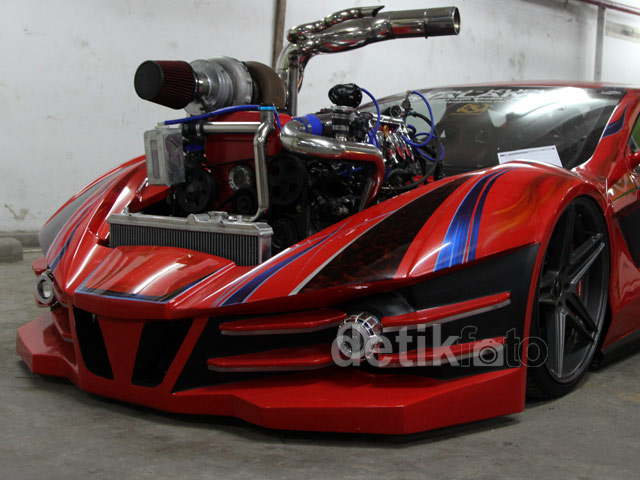  Mobil  Sport  Escudo dengan 6 Ban