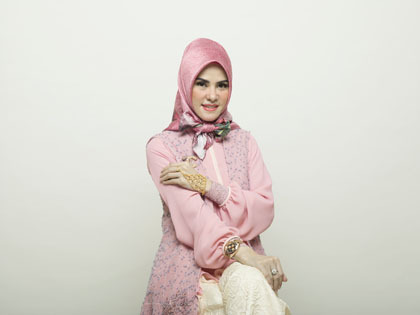 Tutorial Hijab Berpita Dengan Scarf Segiempat Ala Angel Lelga Tutorial Hijab Berpita Dengan Scarf Segiempat Ala Angel Lelga