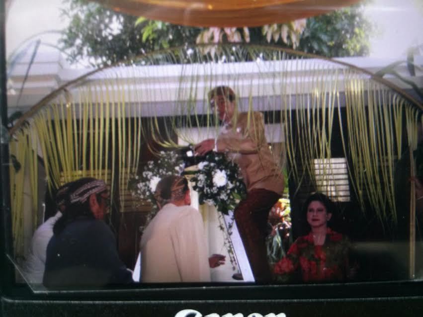 Jokowi Naik Tangga, dan Pasang Bleketepe di Gerbang Rumah